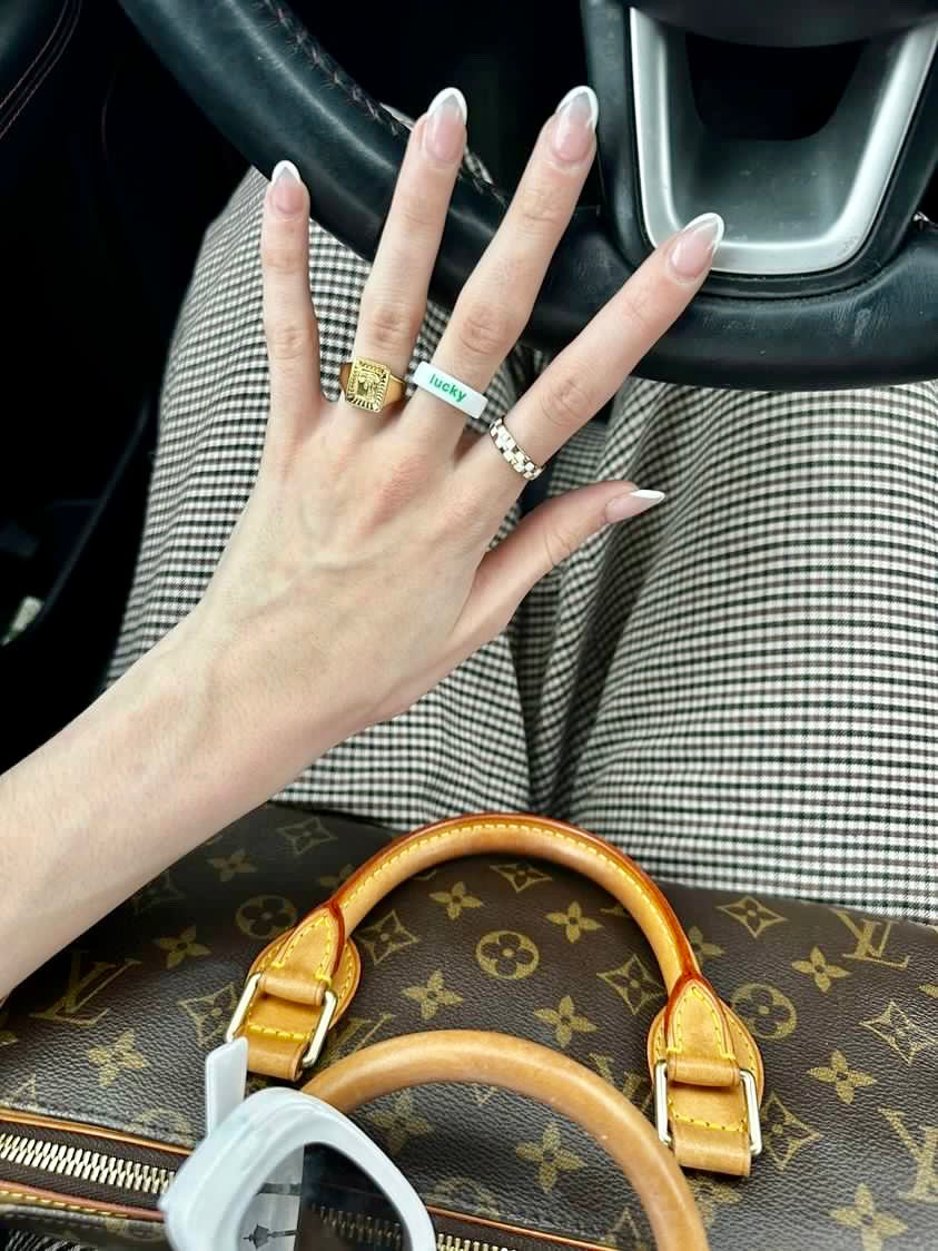 Flip Reversible lucky / kiss me ring white Ring