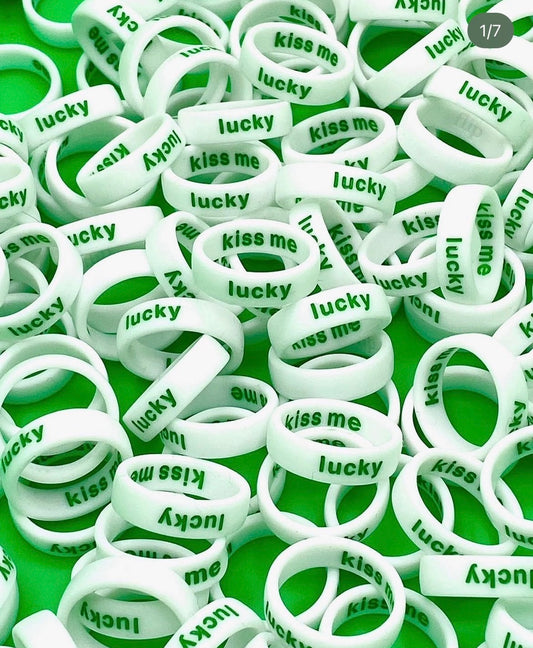 Flip Reversible lucky / kiss me ring white Ring