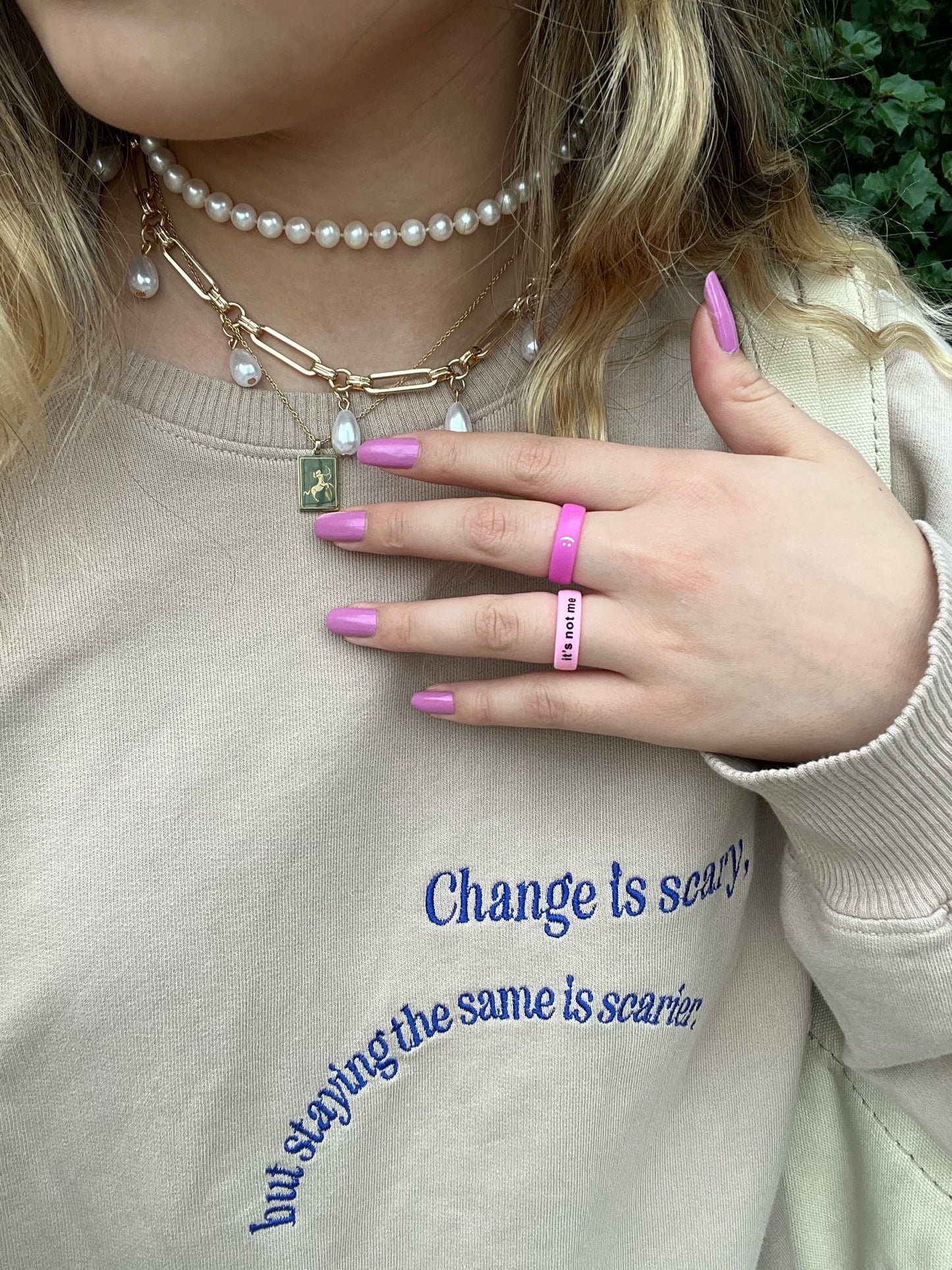 Flip Reversible smile / frown ring magenta